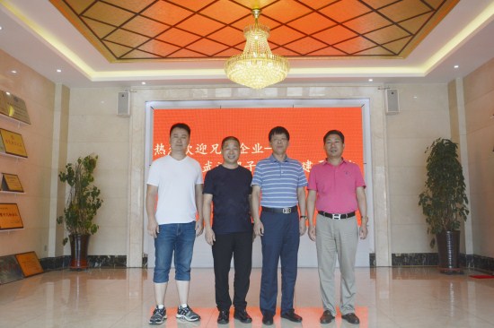 熱烈歡迎五棵松兄弟企業-----武漢傻子木業游建平到五棵松一同探討模板行業發展前景！