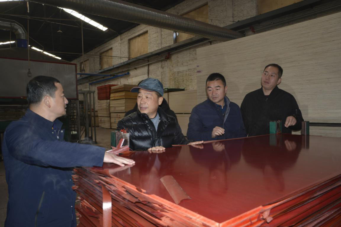 熱烈歡迎蘭州三友木業有限公司領導到五棵松木業參觀考察！
