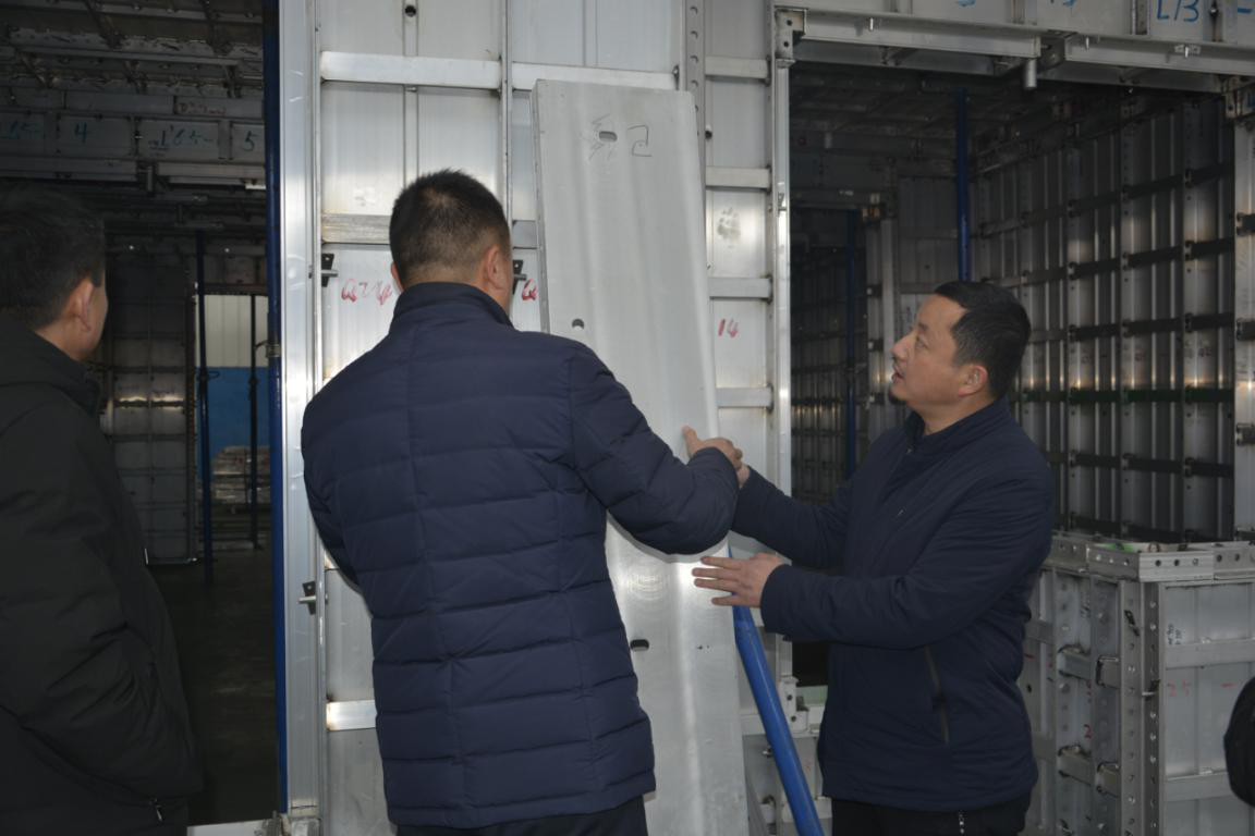 熱烈歡迎蘭州三友木業有限公司領導到五棵松木業參觀考察！